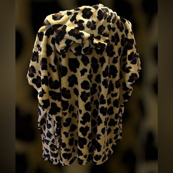 Wearable Animal Hooded Leopard Wrap Soft & Cozy Blanket Throw Shawl Pockets New - Picture 3 of 16
